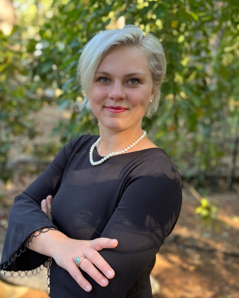 Portrait of Mishka Vandeburg, founder of Imprensa Solutions